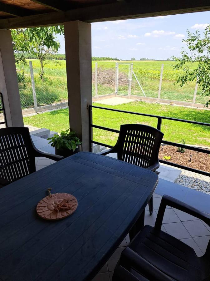 Grapeline Guesthouse Chotin Екстериор снимка
