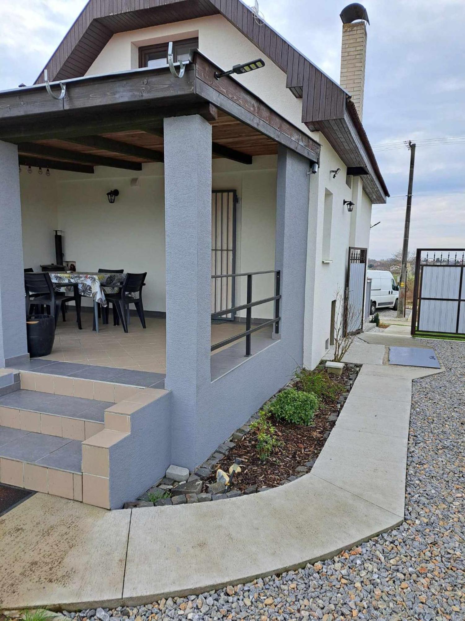 Grapeline Guesthouse Chotin Екстериор снимка