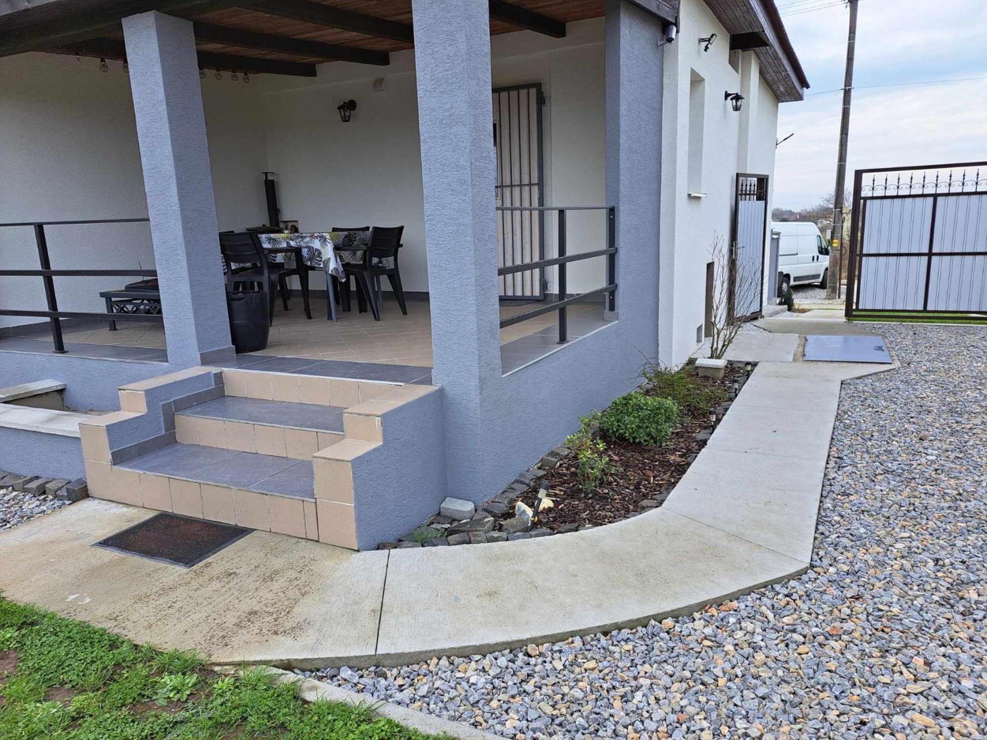 Grapeline Guesthouse Chotin Екстериор снимка